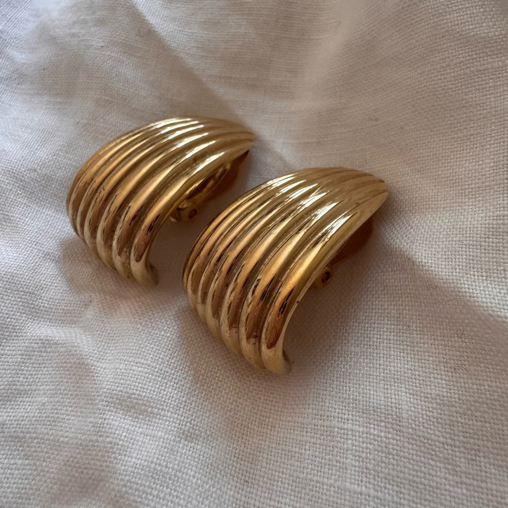 Erwin Pearl Fernando Large Gold Ribbed J-Hoop Clip-On Earrings